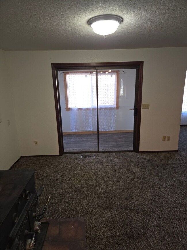 Building Photo - Beautiful Hermiston Home offers a perfect balance of comfort and convenience