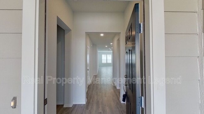 Building Photo - 8998 Fair Oaks Dr