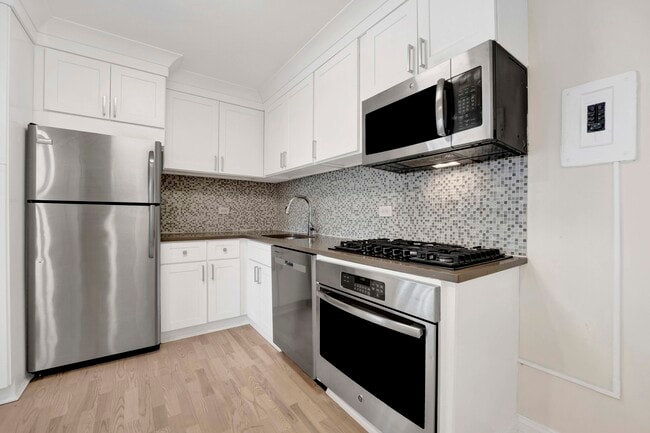 Building Photo - 247 E Chestnut St