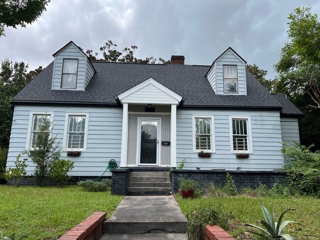 Primary Photo - Charming bungalow downtown