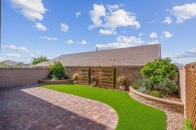 Building Photo - Spacious Three Story 3 Bed 3.5 Bath Smarth...