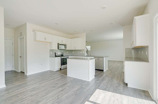 Building Photo - Spacious 4-Bed Gem with 2.5 Baths in Fuqua...
