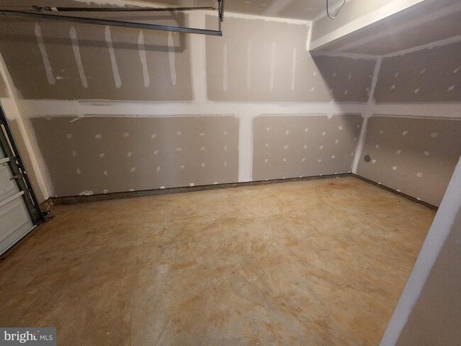 Building Photo - 448 Husky Trl