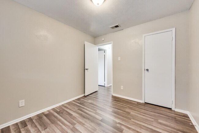 Building Photo - 345 Fieldside Dr