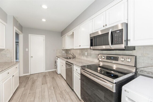Building Photo - 6307 Del Monte Dr