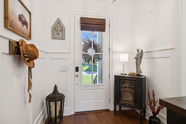 Building Photo - Luxurious living space *Fully furnished an...