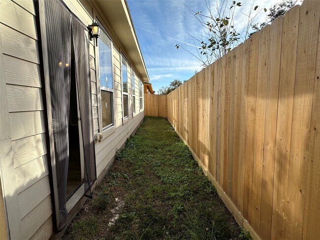 Building Photo - 11114 Beverley Pk St