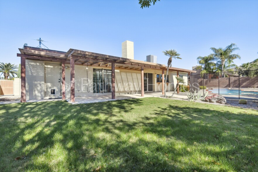 Building Photo - 807 E Country Gables Dr