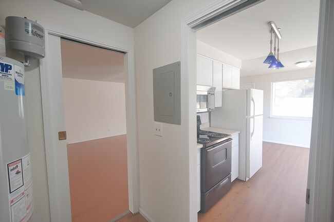 Building Photo - 2 bedroom 1 bath, pet-friendly, duplex uni...