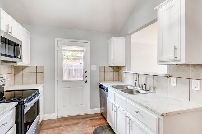 Building Photo - 2930 Saulsbury Dr