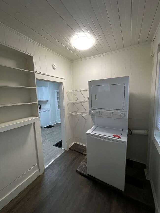 Building Photo - 5 Bedroom Available NOW