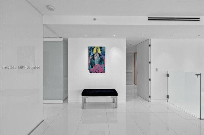 Building Photo - 10 Venetian Way