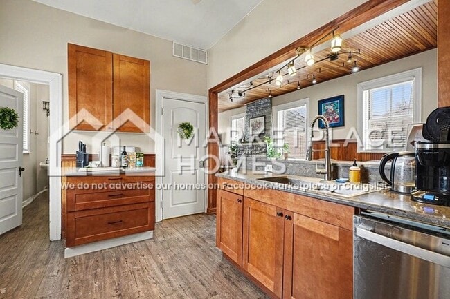 Building Photo - 1391 Woodbridge St