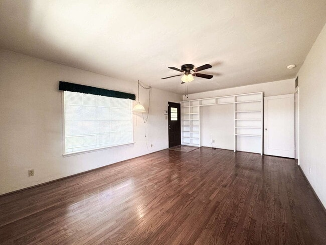 Building Photo - "Charming 3 Bedroom, 2 Bathroom Home with Spacious Living"