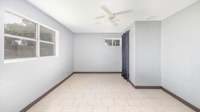 Building Photo - 420 S Caroline St