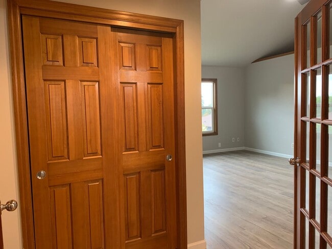 Building Photo - O1100-1106