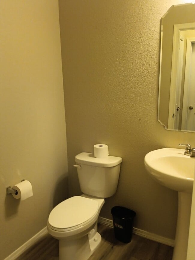 Building Photo - Spacious 4-bedroom, 2.5-bathroom home! Showings available NOW!