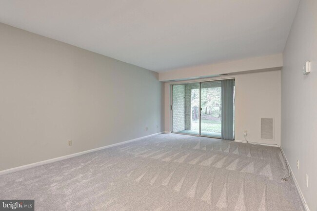 Building Photo - 5906 Cove Landing Road Unit 102