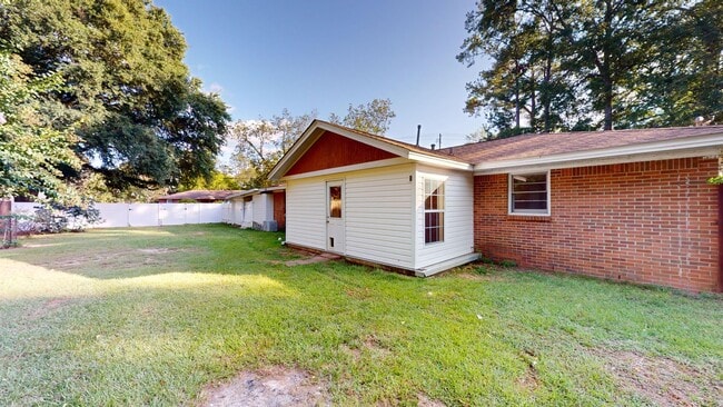 Building Photo - Large 3 bedroom, 1.5 bath located on a corner lot in Prattville.