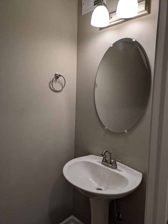 Building Photo - 2 Bedroom Condo For Rent in Sango Area!