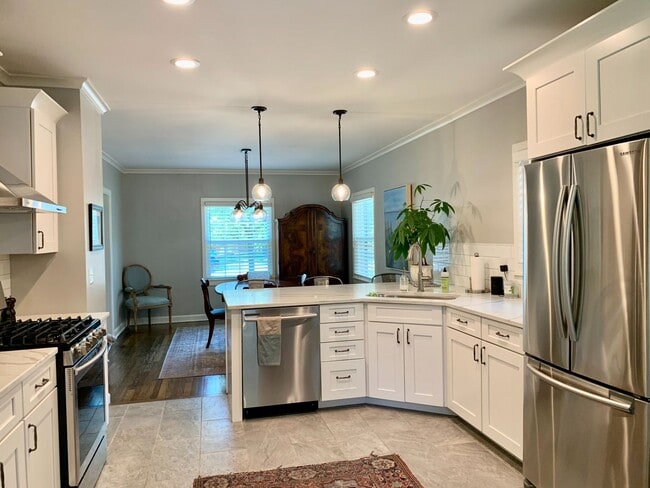 Building Photo - Fully remodeled Crown Heights BEAUTY!