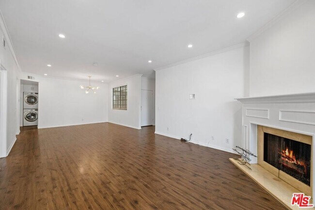 Building Photo - 2031 S Bentley Ave