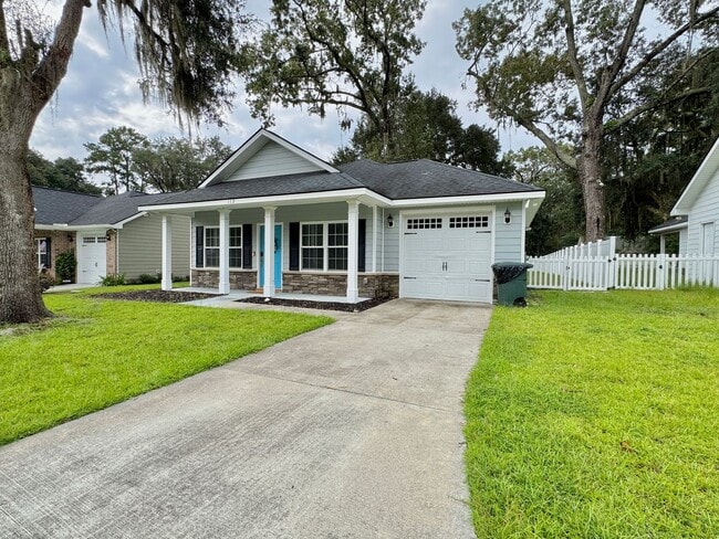 Building Photo - AVAILABLE OCTOBER 2025  [PET FRIENDLY]