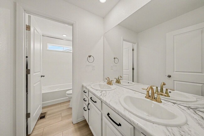 Building Photo - Beautiful spacious four bedroom house!