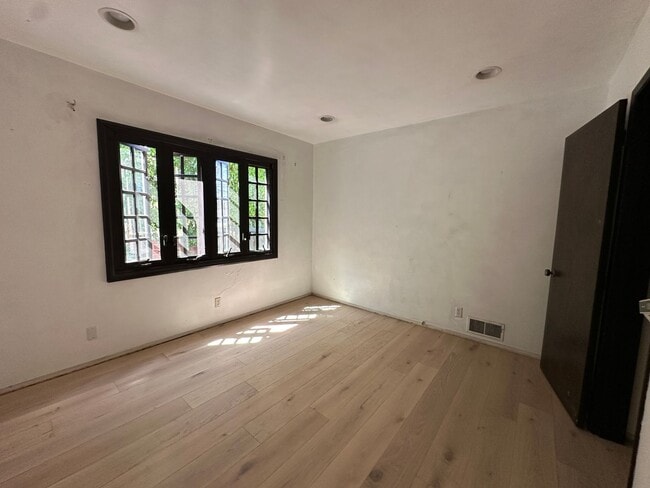 Building Photo - SPACIOUS MANSION WITH 2 PRIVATE ROOMS *FOR...