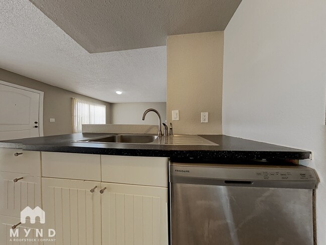 Building Photo - 2132 W Glenrosa Ave