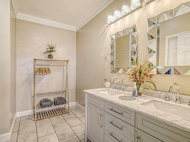 Building Photo - This exquisite condo boasts breathtaking o...