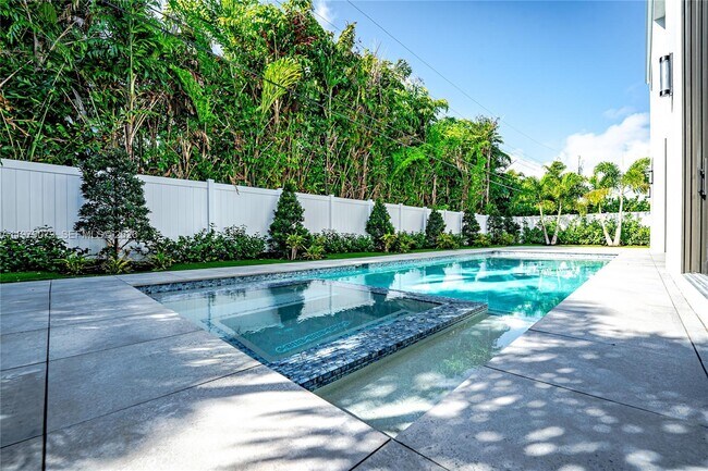 Building Photo - 464 NE 6th St