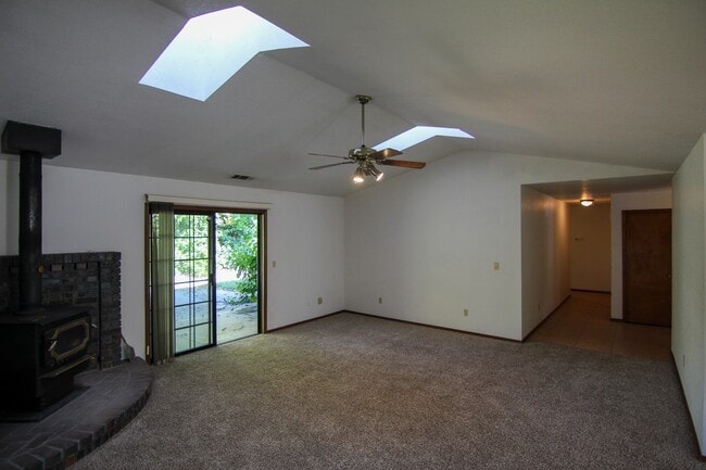 Building Photo - 3 Bedroom Home for Rent in Redding CA | Office, RV Parking, Fenced Yard & 2-Car Garage