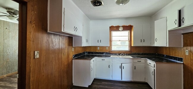 Building Photo - 2004 Roebuck St