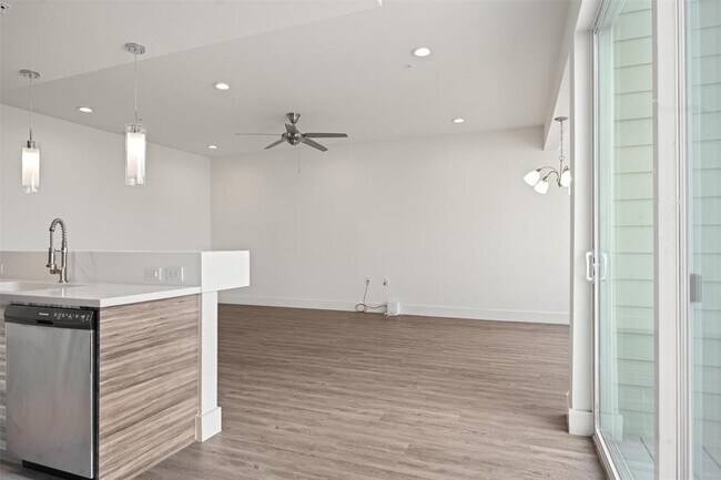 Building Photo - 604 N Bluff Dr