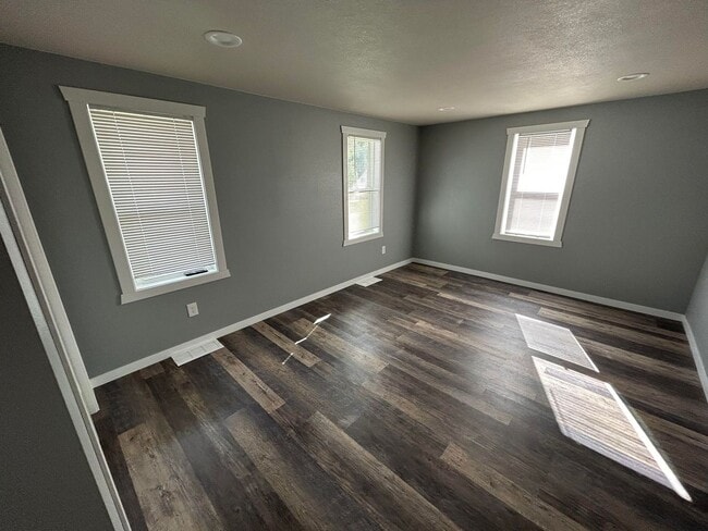 Building Photo - 3 Bedroom House