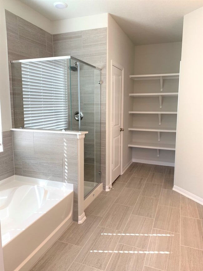 Building Photo - Large Single Level 4-bedroom in Oak Creek ...