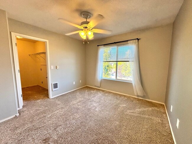 Building Photo - Update 3 Bedroom Home in Beaverton!