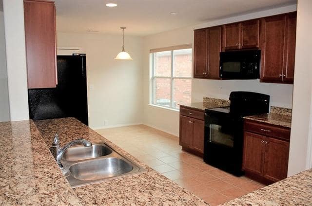 Building Photo - 15949 BlakeTree Dr