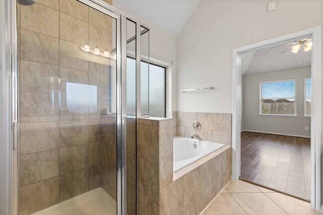 Building Photo - Spacious Home on Oversized Lot in Fort Ben...