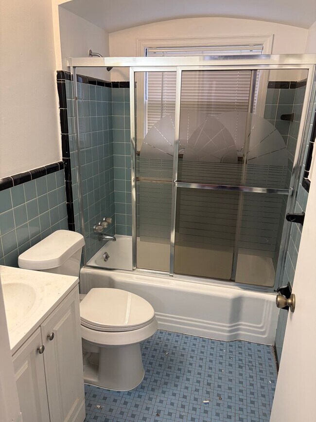 Building Photo - 3 bedroom 1 bath Ranch with basement