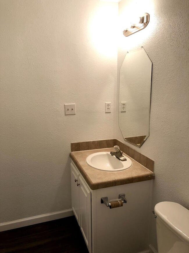Building Photo - Room For Rent