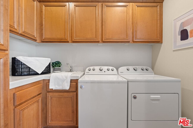 Building Photo - 657 S Ave 61