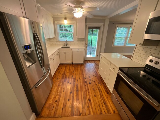 Building Photo - AVAILBLE NOW TO VIEW/LEASE! Classic Ardmor...