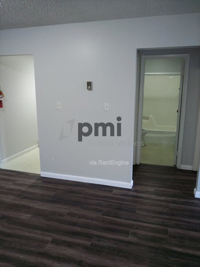 Building Photo - 24 W Buchanan Ave