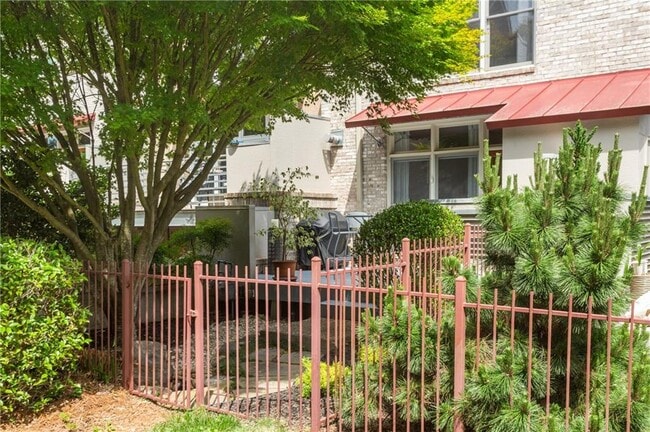 Building Photo - 1350 Fernwood Cir NE