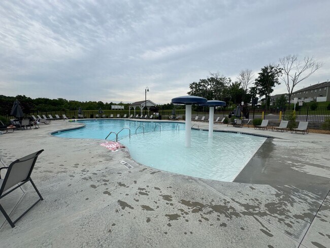 Building Photo - Beautiful 3BR/2.5BA Townhome in a Prime Lo...