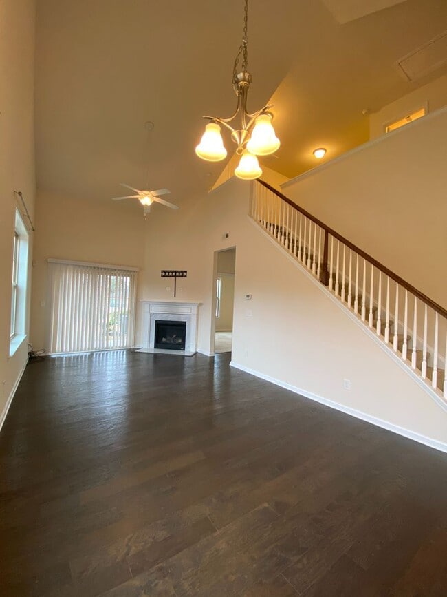 Building Photo - Beautiful 3 bed, 2.5 bath end unit townhome close to Duke!