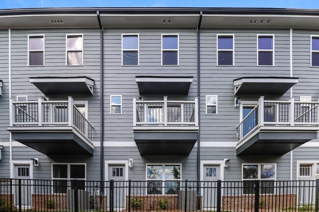 Building Photo - 3-Bedroom, 3.5 Bath Townhome for Rent in Charlotte, NC | Attached Garage & Modern Kitchen