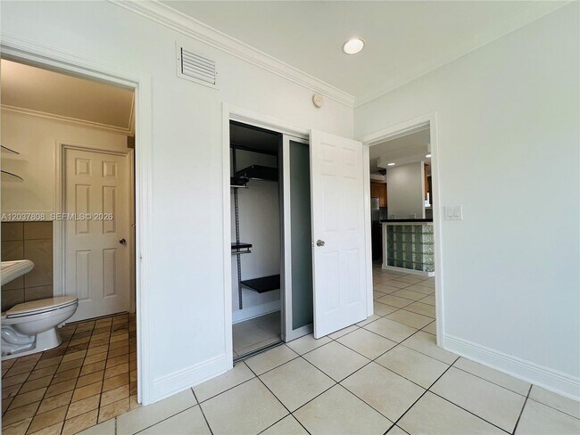 Building Photo - 2033 Calais Dr